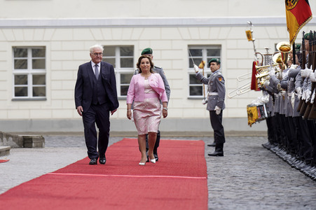 Begrüßung der Präsidentin von Peru mit militärischen Ehren in Berlin