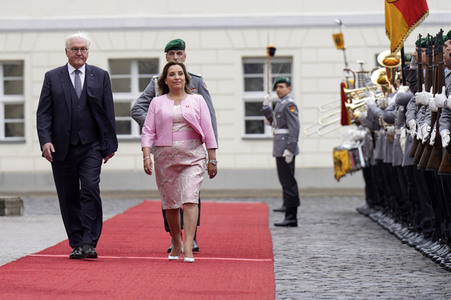 Begrüßung der Präsidentin von Peru mit militärischen Ehren in Berlin