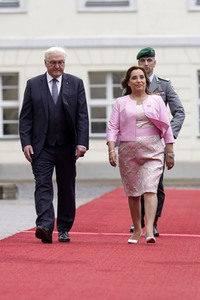 Begrüßung der Präsidentin von Peru mit militärischen Ehren in Berlin