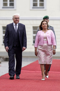 Begrüßung der Präsidentin von Peru mit militärischen Ehren in Berlin