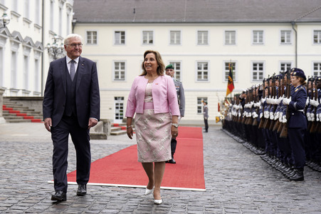 Begrüßung der Präsidentin von Peru mit militärischen Ehren in Berlin