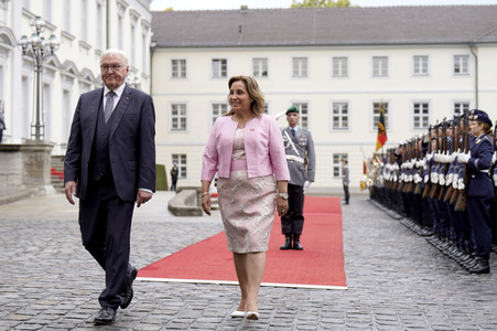 Begrüßung der Präsidentin von Peru mit militärischen Ehren in Berlin