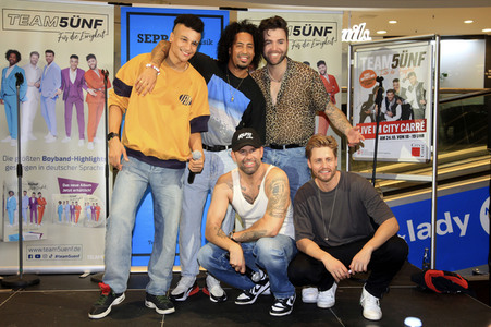 Live-Auftritt und Autogrammstunde von Team 5ünf in Magdeburg