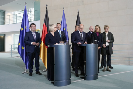 Übergabe des Jahresgutachtens 2023/2024 des Sachverständigenrats zur Begutachtung der gesamtwirtschaftlichen Entwicklung an Olaf Scholz in Berlin