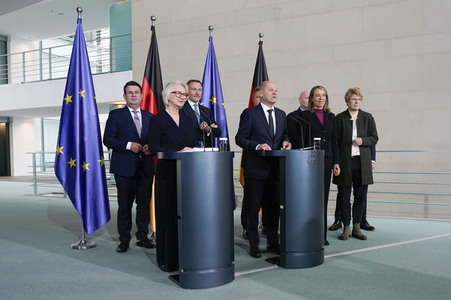 Übergabe des Jahresgutachtens 2023/2024 des Sachverständigenrats zur Begutachtung der gesamtwirtschaftlichen Entwicklung an Olaf Scholz in Berlin
