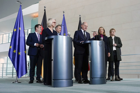 Übergabe des Jahresgutachtens 2023/2024 des Sachverständigenrats zur Begutachtung der gesamtwirtschaftlichen Entwicklung an Olaf Scholz in Berlin