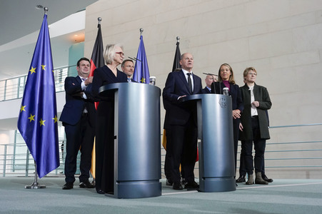 Übergabe des Jahresgutachtens 2023/2024 des Sachverständigenrats zur Begutachtung der gesamtwirtschaftlichen Entwicklung an Olaf Scholz in Berlin