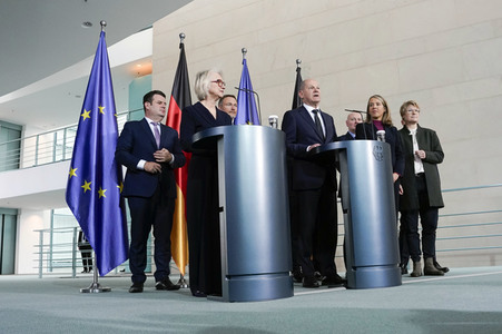 Übergabe des Jahresgutachtens 2023/2024 des Sachverständigenrats zur Begutachtung der gesamtwirtschaftlichen Entwicklung an Olaf Scholz in Berlin