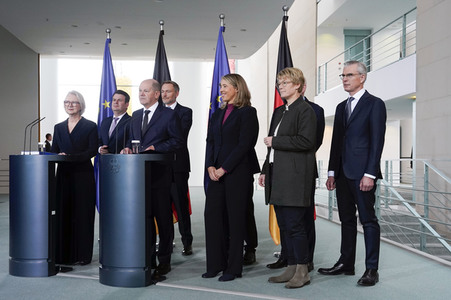 Übergabe des Jahresgutachtens 2023/2024 des Sachverständigenrats zur Begutachtung der gesamtwirtschaftlichen Entwicklung an Olaf Scholz in Berlin