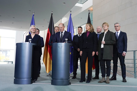 Übergabe des Jahresgutachtens 2023/2024 des Sachverständigenrats zur Begutachtung der gesamtwirtschaftlichen Entwicklung an Olaf Scholz in Berlin