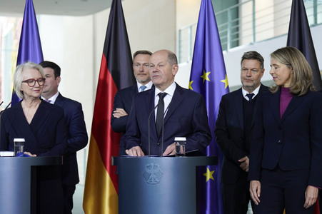 Übergabe des Jahresgutachtens 2023/2024 des Sachverständigenrats zur Begutachtung der gesamtwirtschaftlichen Entwicklung an Olaf Scholz in Berlin