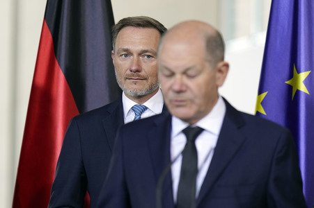 Übergabe des Jahresgutachtens 2023/2024 des Sachverständigenrats zur Begutachtung der gesamtwirtschaftlichen Entwicklung an Olaf Scholz in Berlin