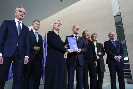 Übergabe des Jahresgutachtens 2023/2024 des Sachverständigenrats zur Begutachtung der gesamtwirtschaftlichen Entwicklung an Olaf Scholz in Berlin