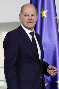Übergabe des Jahresgutachtens 2023/2024 des Sachverständigenrats zur Begutachtung der gesamtwirtschaftlichen Entwicklung an Olaf Scholz in Berlin