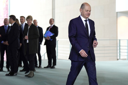Übergabe des Jahresgutachtens 2023/2024 des Sachverständigenrats zur Begutachtung der gesamtwirtschaftlichen Entwicklung an Olaf Scholz in Berlin