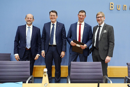 Bundespressekonferenz Falsche Rahmenbedingungen verhindern Klimaneutralität des Güterkraftverkehrs in Berlin