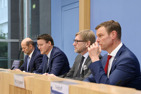 Bundespressekonferenz Falsche Rahmenbedingungen verhindern Klimaneutralität des Güterkraftverkehrs in Berlin