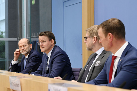 Bundespressekonferenz Falsche Rahmenbedingungen verhindern Klimaneutralität des Güterkraftverkehrs in Berlin