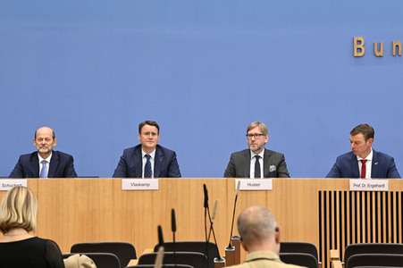 Bundespressekonferenz Falsche Rahmenbedingungen verhindern Klimaneutralität des Güterkraftverkehrs in Berlin