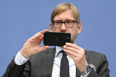 Bundespressekonferenz Falsche Rahmenbedingungen verhindern Klimaneutralität des Güterkraftverkehrs in Berlin