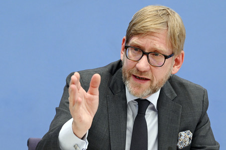 Bundespressekonferenz Falsche Rahmenbedingungen verhindern Klimaneutralität des Güterkraftverkehrs in Berlin