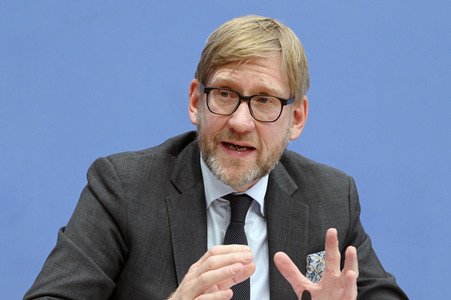 Bundespressekonferenz Falsche Rahmenbedingungen verhindern Klimaneutralität des Güterkraftverkehrs in Berlin