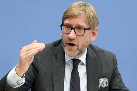 Bundespressekonferenz Falsche Rahmenbedingungen verhindern Klimaneutralität des Güterkraftverkehrs in Berlin