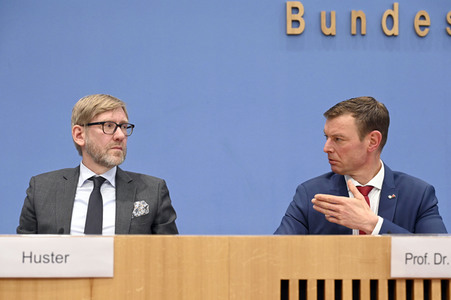 Bundespressekonferenz Falsche Rahmenbedingungen verhindern Klimaneutralität des Güterkraftverkehrs in Berlin