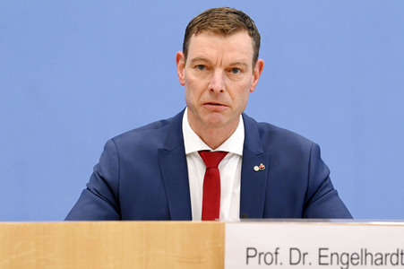 Bundespressekonferenz Falsche Rahmenbedingungen verhindern Klimaneutralität des Güterkraftverkehrs in Berlin