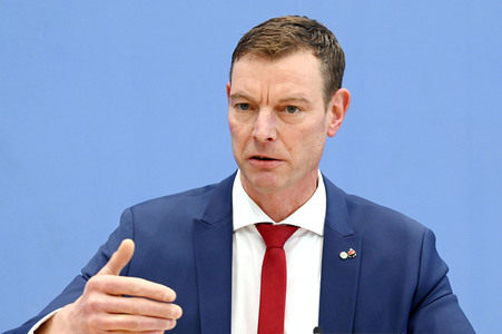 Bundespressekonferenz Falsche Rahmenbedingungen verhindern Klimaneutralität des Güterkraftverkehrs in Berlin