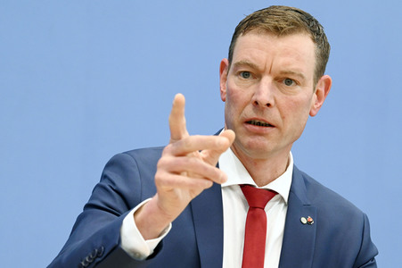 Bundespressekonferenz Falsche Rahmenbedingungen verhindern Klimaneutralität des Güterkraftverkehrs in Berlin
