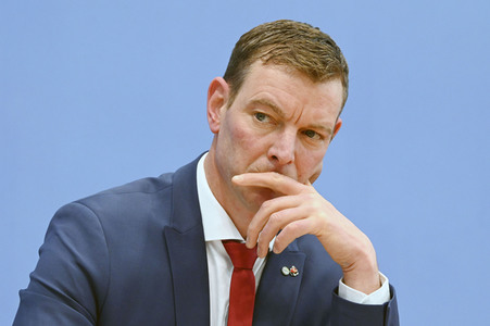 Bundespressekonferenz Falsche Rahmenbedingungen verhindern Klimaneutralität des Güterkraftverkehrs in Berlin
