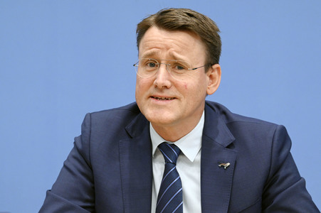 Bundespressekonferenz Falsche Rahmenbedingungen verhindern Klimaneutralität des Güterkraftverkehrs in Berlin