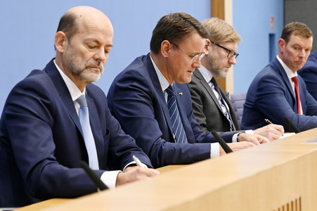 Bundespressekonferenz Falsche Rahmenbedingungen verhindern Klimaneutralität des Güterkraftverkehrs in Berlin