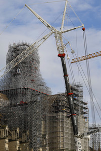 Wiederaufbau der zerstörten Kathedrale Notre-Dame de Paris
