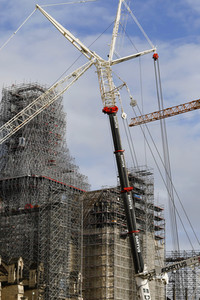 Wiederaufbau der zerstörten Kathedrale Notre-Dame de Paris
