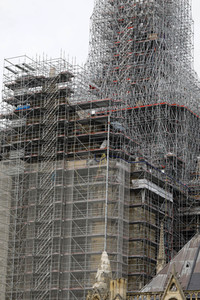 Wiederaufbau der zerstörten Kathedrale Notre-Dame de Paris