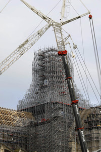 Wiederaufbau der zerstörten Kathedrale Notre-Dame de Paris