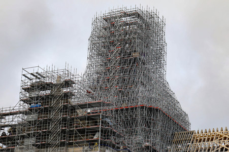 Wiederaufbau der zerstörten Kathedrale Notre-Dame de Paris