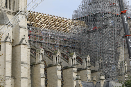 Wiederaufbau der zerstörten Kathedrale Notre-Dame de Paris