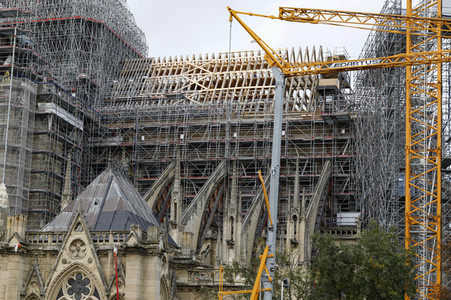 Wiederaufbau der zerstörten Kathedrale Notre-Dame de Paris