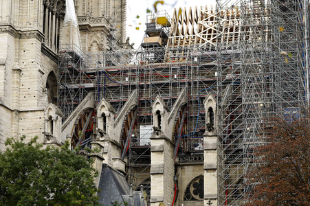 Wiederaufbau der zerstörten Kathedrale Notre-Dame de Paris