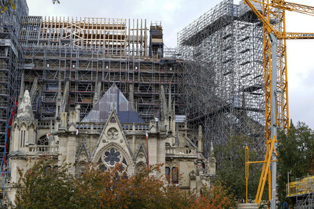 Wiederaufbau der zerstörten Kathedrale Notre-Dame de Paris