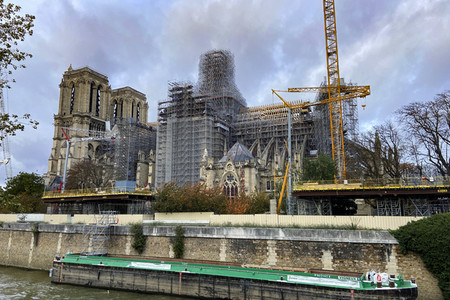 Wiederaufbau der zerstörten Kathedrale Notre-Dame de Paris