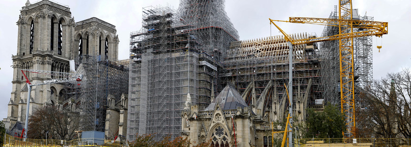Wiederaufbau der zerstörten Kathedrale Notre-Dame de Paris