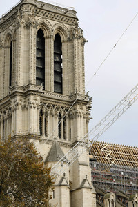 Wiederaufbau der zerstörten Kathedrale Notre-Dame de Paris