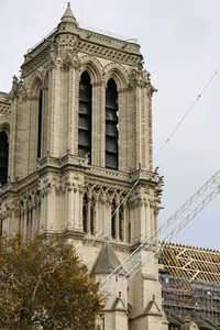 Wiederaufbau der zerstörten Kathedrale Notre-Dame de Paris