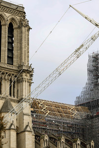 Wiederaufbau der zerstörten Kathedrale Notre-Dame de Paris