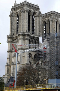 Wiederaufbau der zerstörten Kathedrale Notre-Dame de Paris