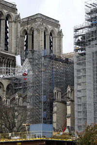 Wiederaufbau der zerstörten Kathedrale Notre-Dame de Paris